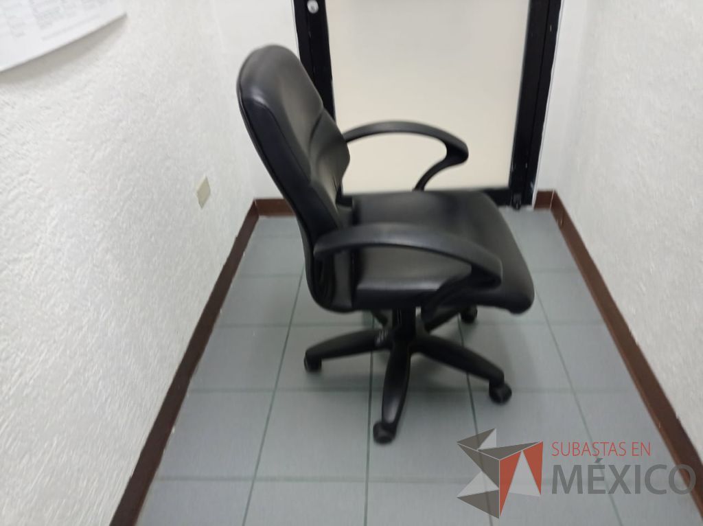 Lote 012 - Silla operativa con ruedas, descansa brazos, asiento y respaldo tipo piel color negro - Imagen 2