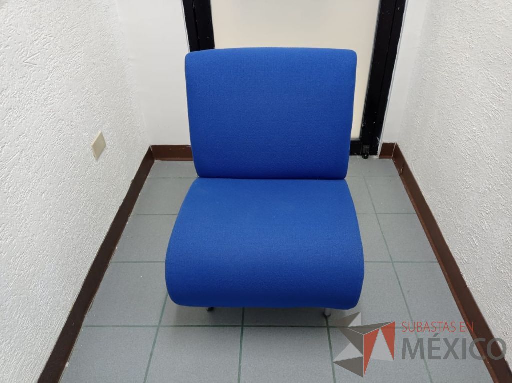 Lote 047 - Sillón de 1 plaza con 4 patas metálicas, asiento y respaldo color azul