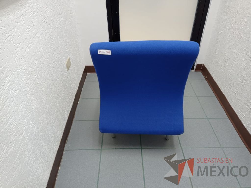 Lote 047 - Sillón de 1 plaza con 4 patas metálicas, asiento y respaldo color azul - Imagen 4