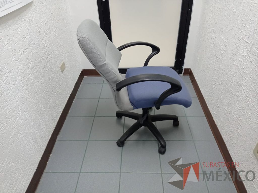 Lote 010 - Silla operativa con ruedas, descansabrazos, asiento color azul y respaldo color gris - Imagen 4