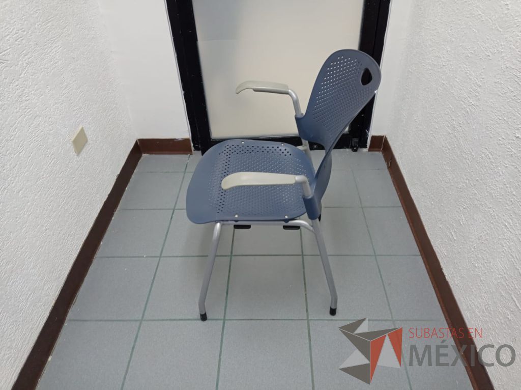 Lote 045 - Silla de visita con 4 patas metálicas, asiento y respaldo color azul marino - Imagen 4
