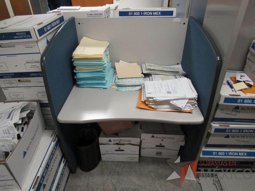 Lote 113 - Estación de trabajo para 1 persona mampara baja color azul con gris (Desarmada) - Imagen 2