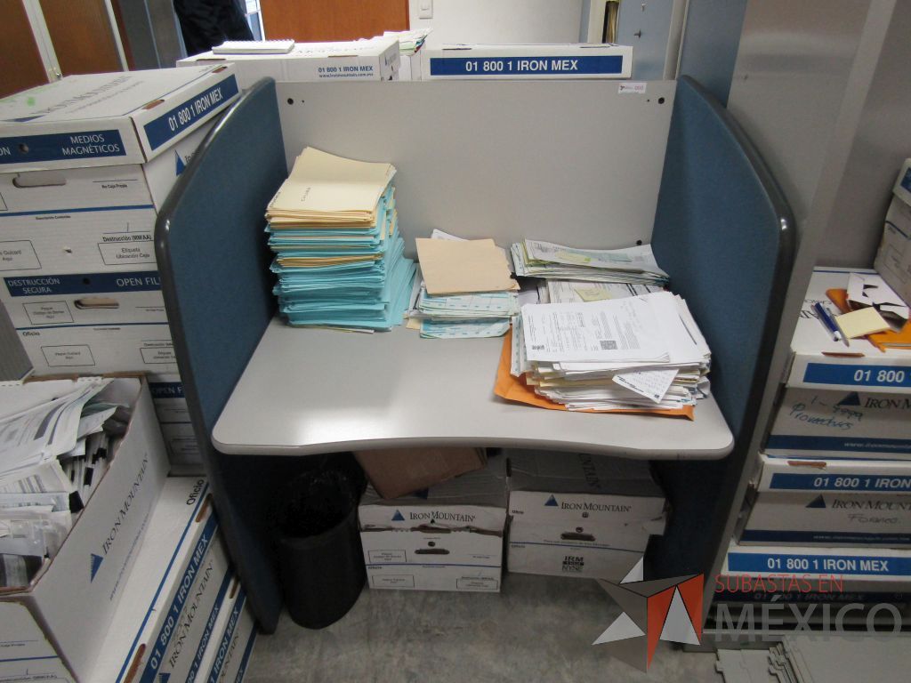 Lote 113 - Estación de trabajo para 1 persona mampara baja color azul con gris (Desarmada) - Imagen 3