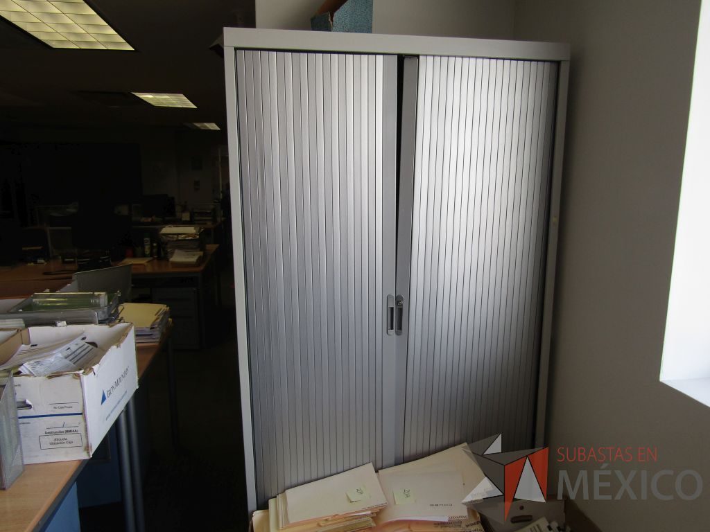 Lote 009 - Gabinete alto de 2 puertas color gris y 4 entrepaños - Imagen 2