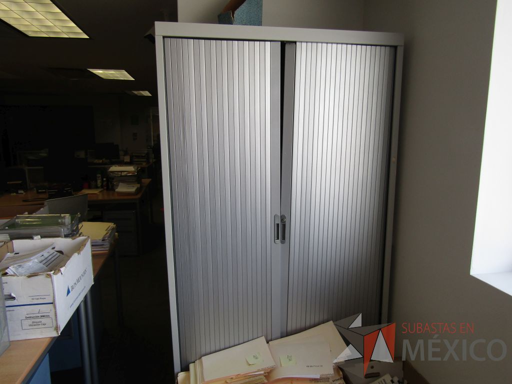 Lote 009 - Gabinete alto de 2 puertas color gris y 4 entrepaños - Imagen 3