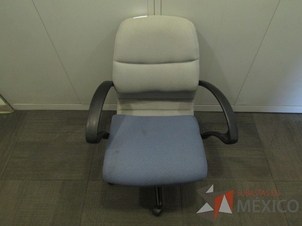 Lote 123 - Silla operativa con ruedas, descansabrazos fijo, asiento y respaldo en tela color azul con gris. ( En mal estado.) - Imagen 2
