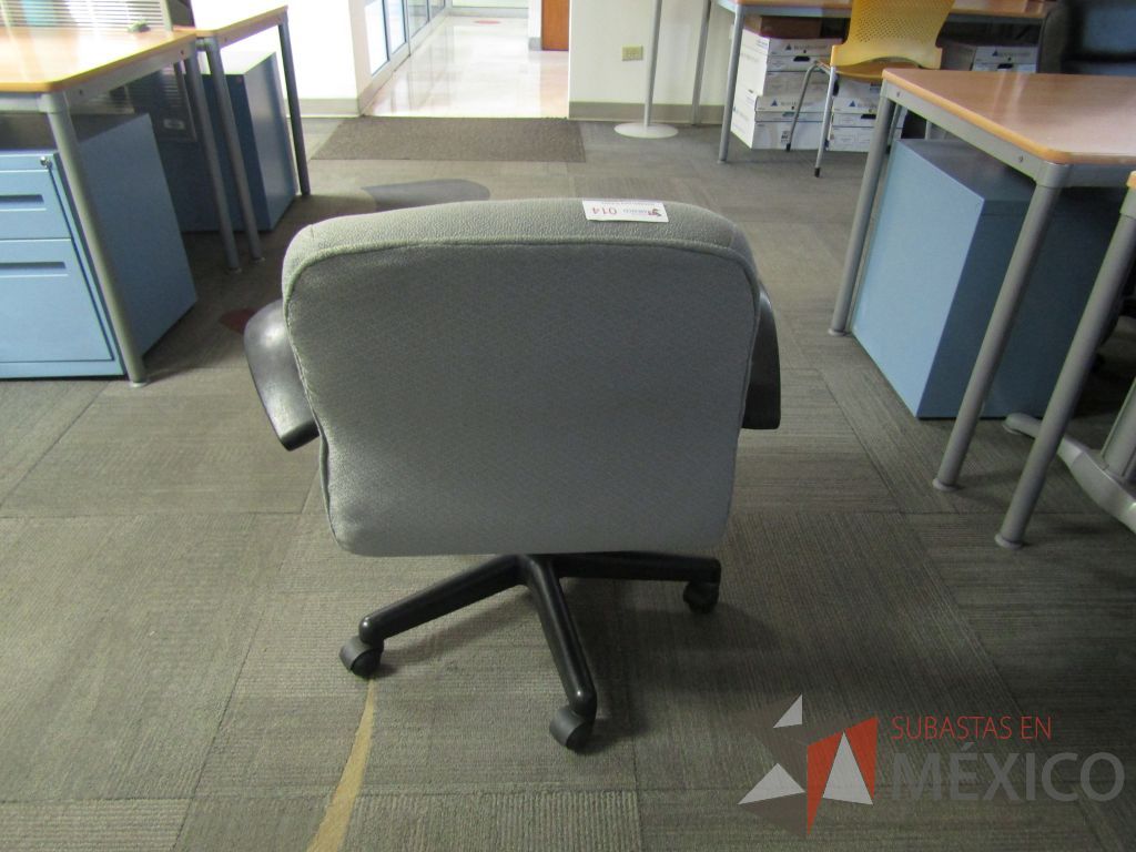 Lote 123 - Silla operativa con ruedas, descansabrazos fijo, asiento y respaldo en tela color azul con gris. ( En mal estado.) - Imagen 5