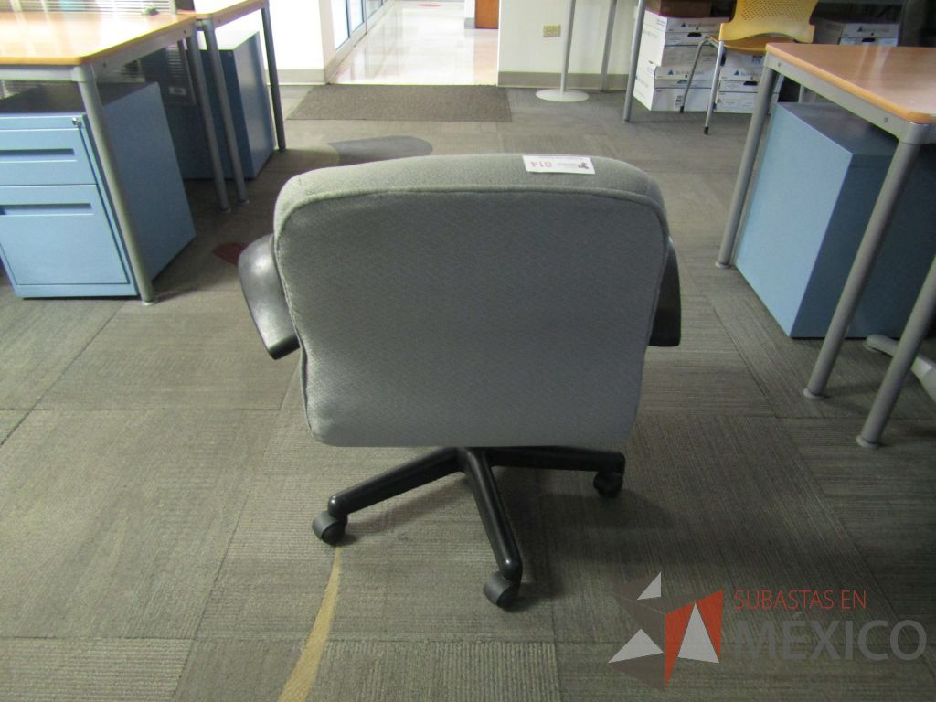 Lote 123 - Silla operativa con ruedas, descansabrazos fijo, asiento y respaldo en tela color azul con gris. ( En mal estado.) - Imagen 6