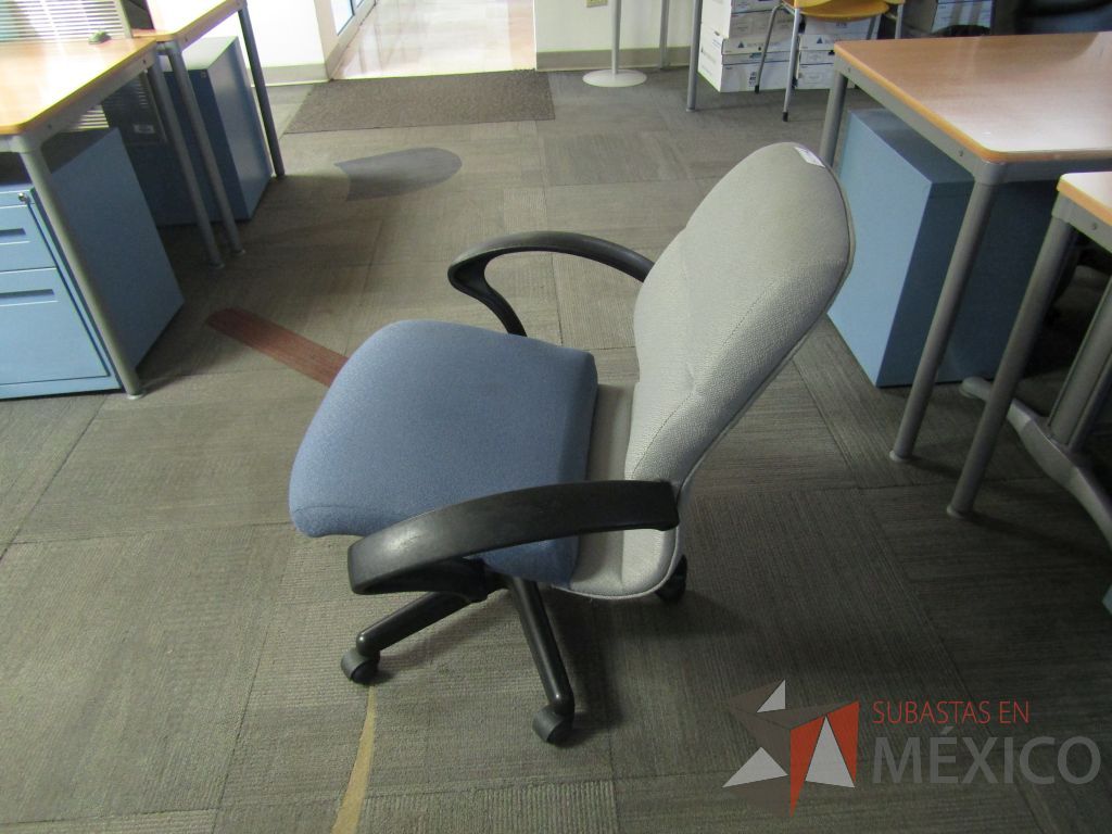 Lote 123 - Silla operativa con ruedas, descansabrazos fijo, asiento y respaldo en tela color azul con gris. ( En mal estado.) - Imagen 7