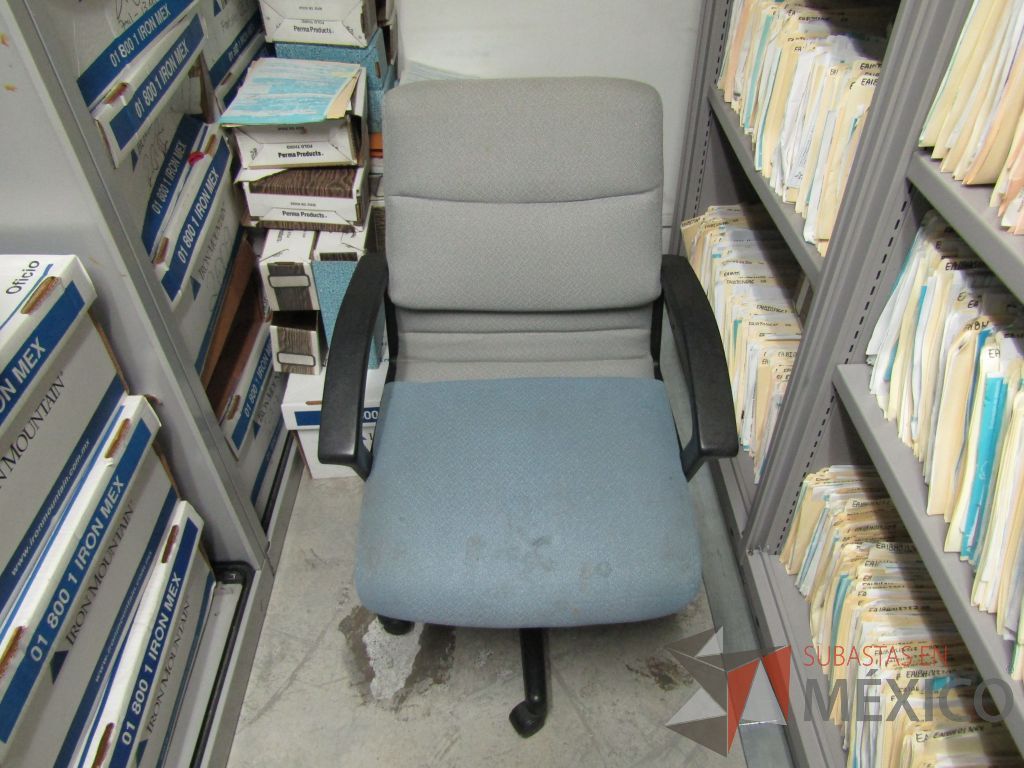 Lote 123 - Silla operativa con ruedas, descansabrazos fijo, asiento y respaldo en tela color azul con gris. ( En mal estado.) - Imagen 10