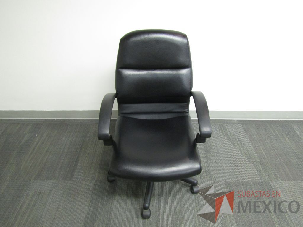 Lote 069 - Silla operativa con ruedas, descansabrazos fijo, asiento y respaldo tipo piel color negro