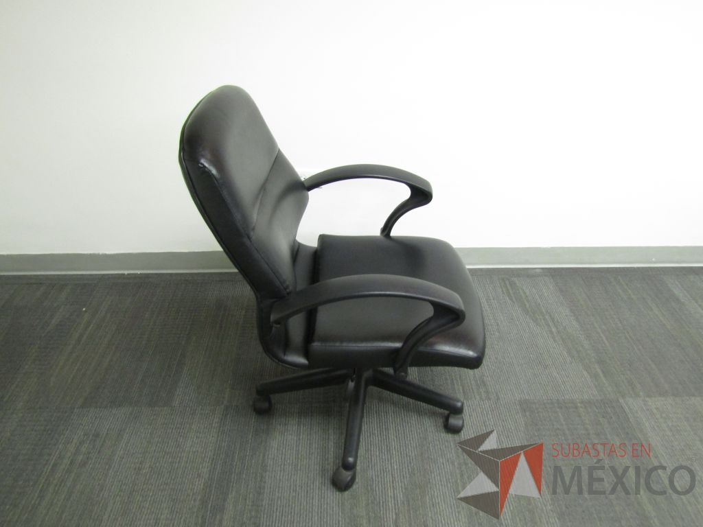 Lote 437 - Silla operativa con ruedas, descansabrazos fijo, asiento y respaldo tipo piel color negro - Imagen 2