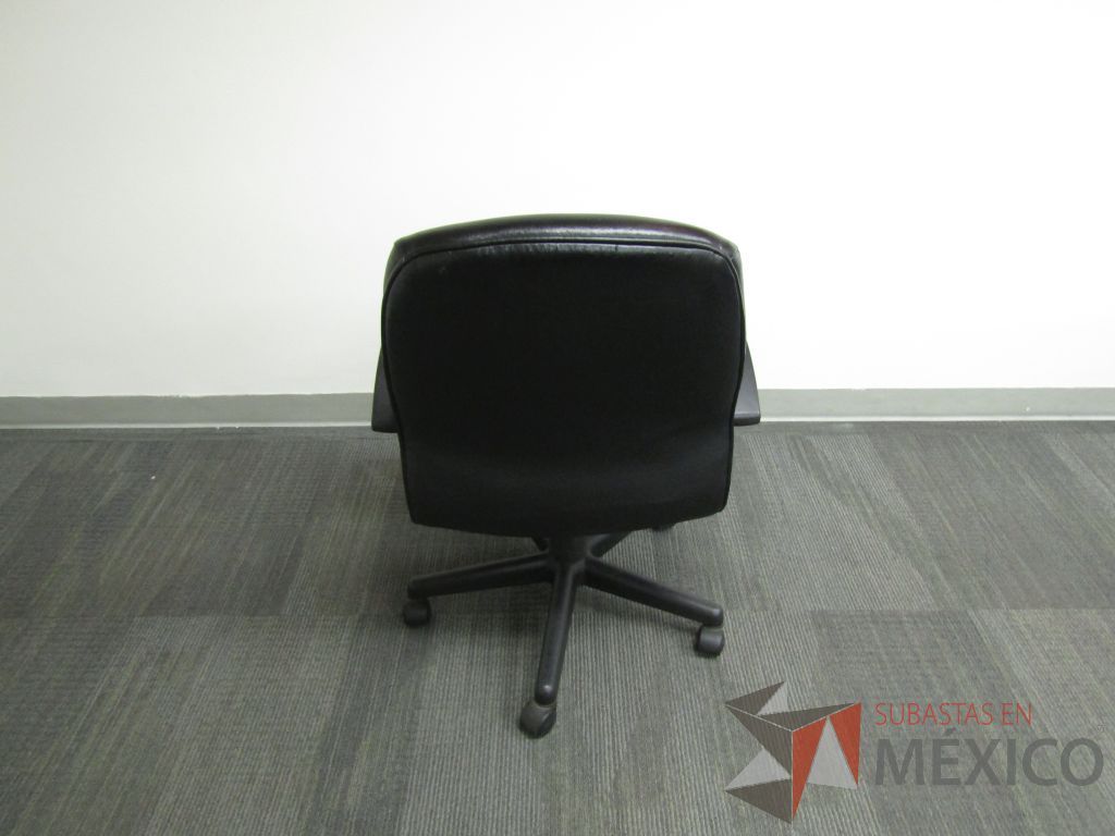 Lote 069 - Silla operativa con ruedas, descansabrazos fijo, asiento y respaldo tipo piel color negro - Imagen 3