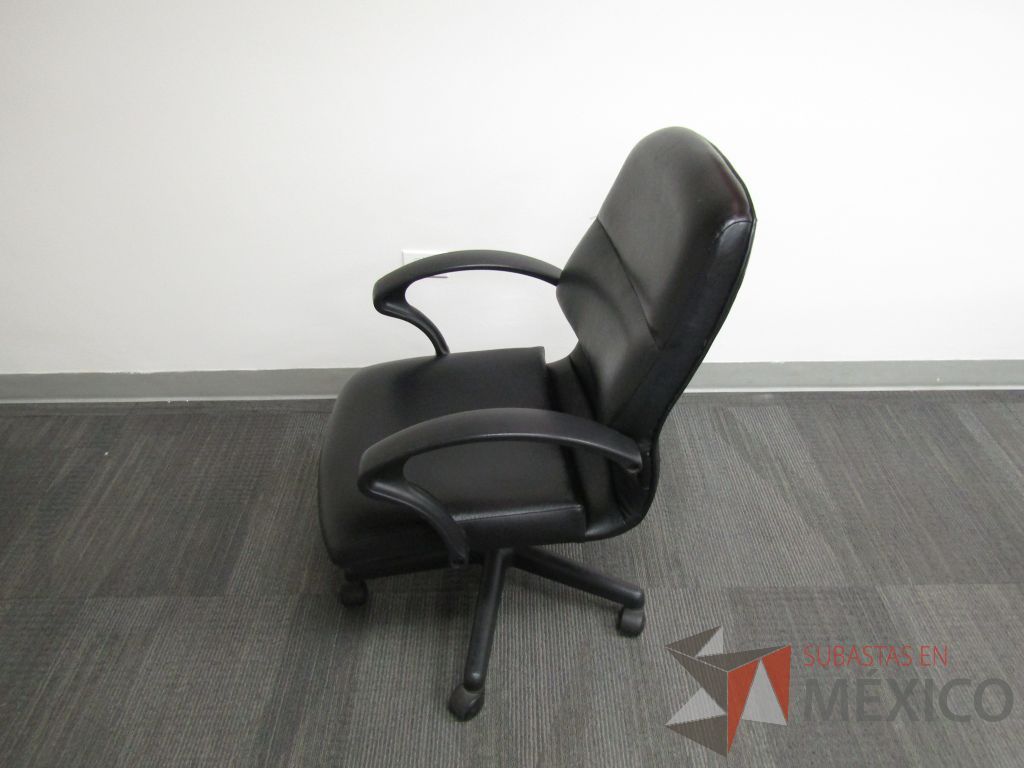 Lote 437 - Silla operativa con ruedas, descansabrazos fijo, asiento y respaldo tipo piel color negro - Imagen 4