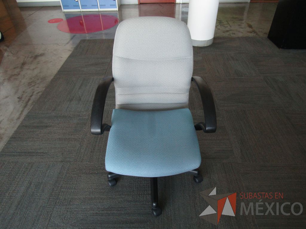 Lote 420 - Silla operativa con ruedas, descansabrazos fijo, asiento y respaldo en tela color azul con gris