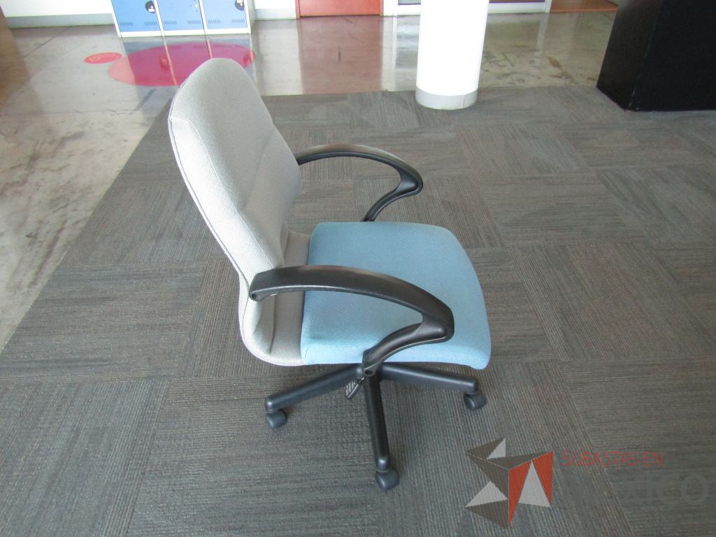 Lote 060 - Silla operativa con ruedas, descansabrazos fijo, asiento y respaldo en tela color azul con gris