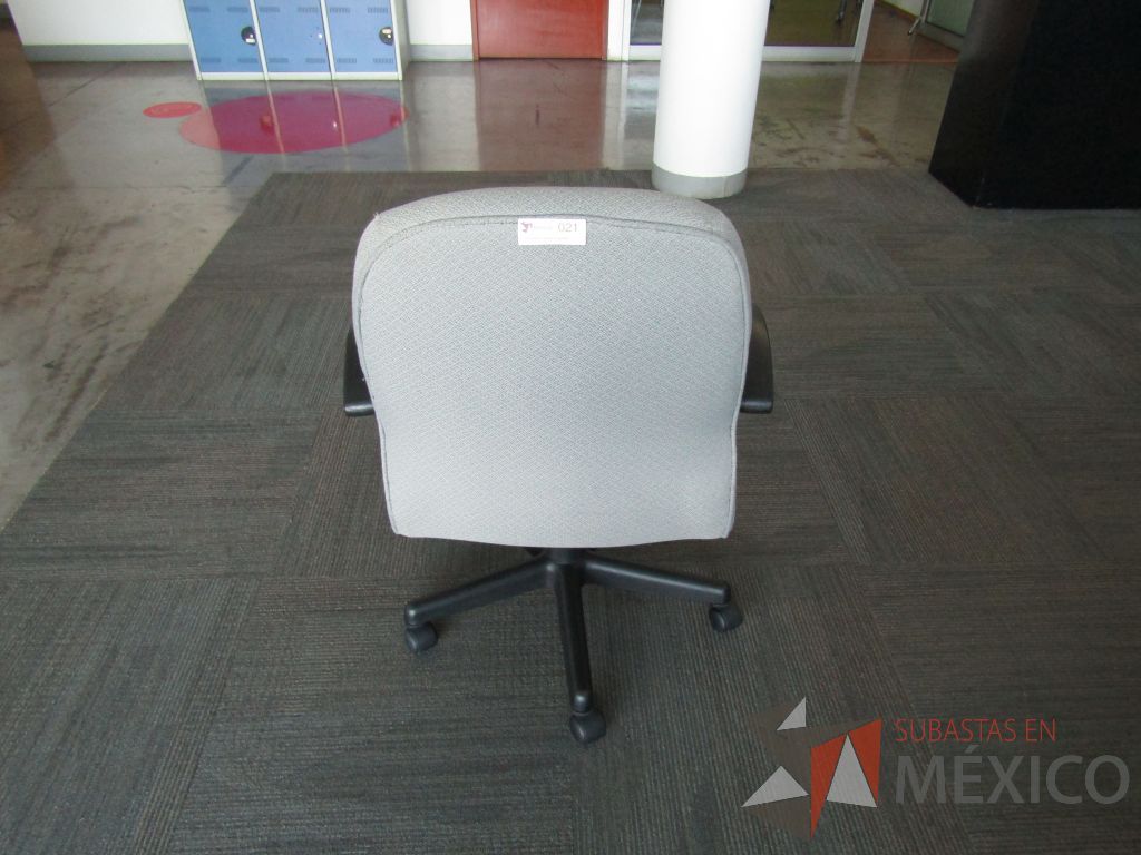 Lote 420 - Silla operativa con ruedas, descansabrazos fijo, asiento y respaldo en tela color azul con gris - Imagen 3