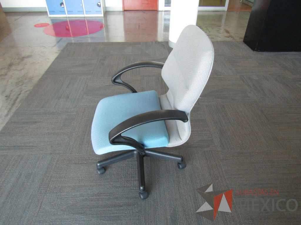 Lote 060 - Silla operativa con ruedas, descansabrazos fijo, asiento y respaldo en tela color azul con gris - Imagen 3