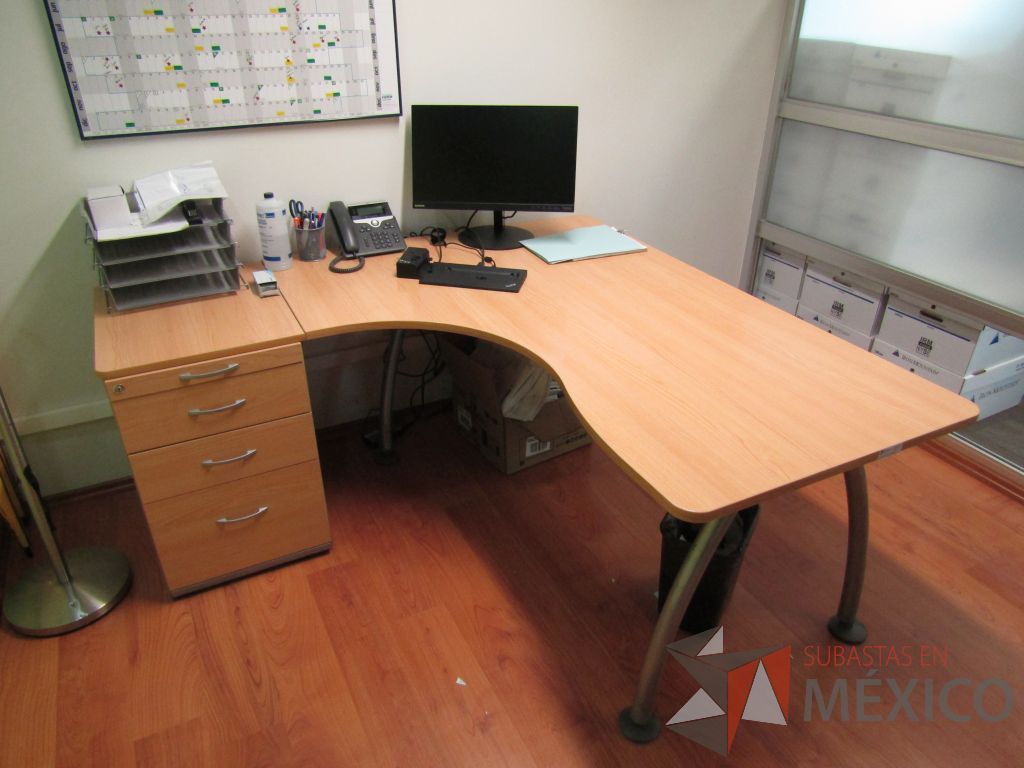 Lote 027 - Escritorio en escuadra con archivero de pedestal con 4 cajones, patas metálicas, cubierta color madera - Imagen 2
