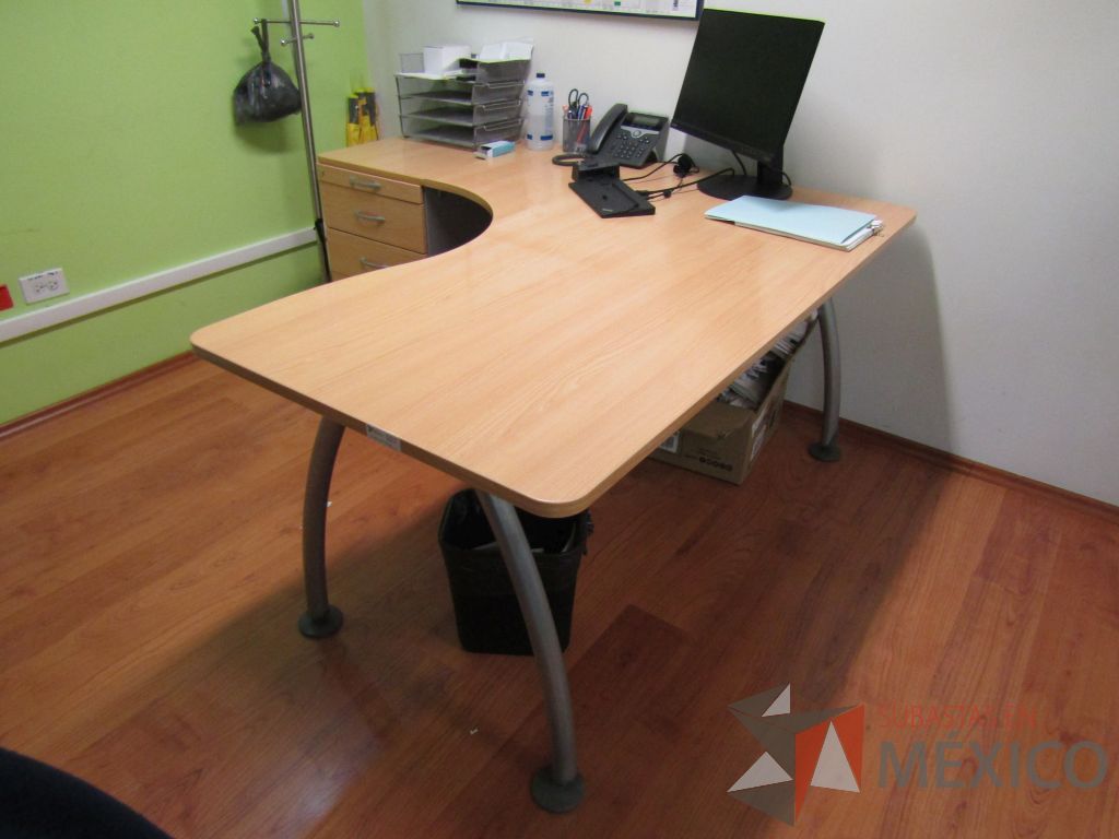 Lote 027 - Escritorio en escuadra con archivero de pedestal con 4 cajones, patas metálicas, cubierta color madera - Imagen 5