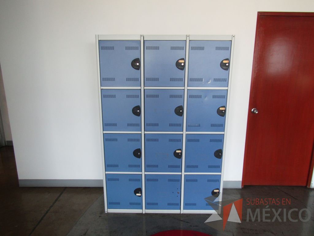 Lote 029 - Locker métalico con 12 puertas color azul con blanco con 12 puertas color azul con blanco