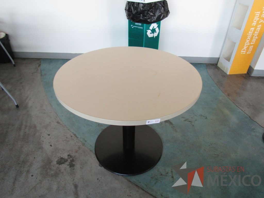 Lote 032 - Mesa redonda base metálica y cubierta color blanco - Imagen 2