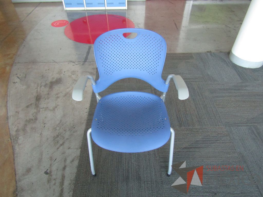 Lote 238 - Silla fija, asiento y respaldo plástico en color azul
