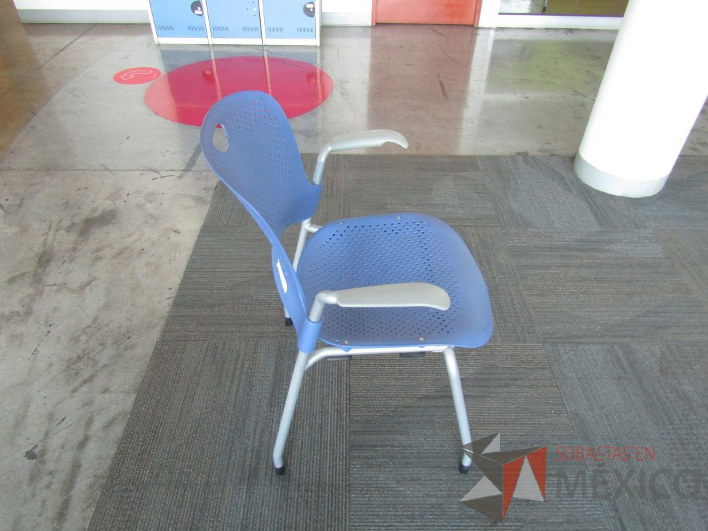 Lote 238 - Silla fija, asiento y respaldo plástico en color azul - Imagen 2