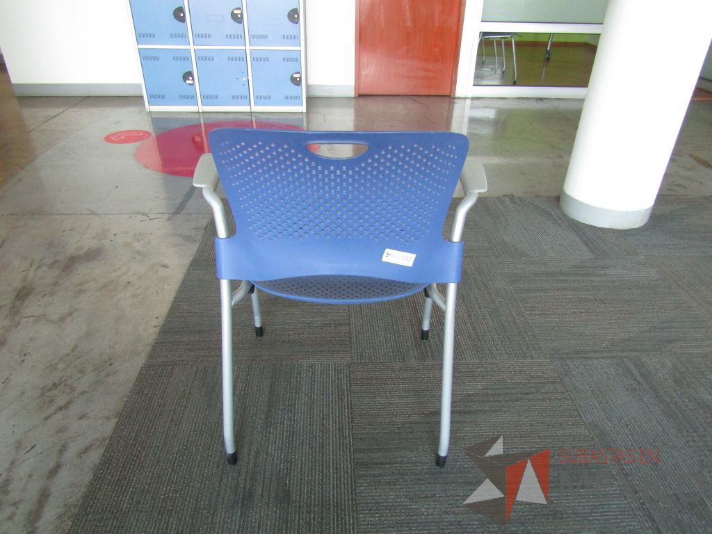 Lote 238 - Silla fija, asiento y respaldo plástico en color azul - Imagen 3