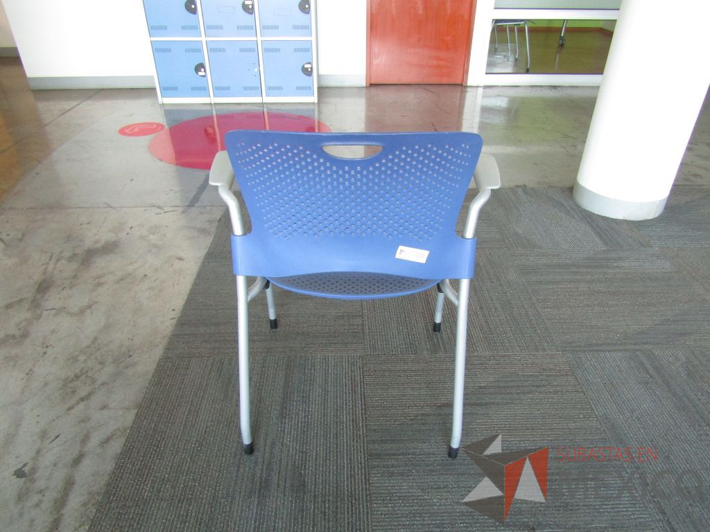 Lote 073 - Silla fija, asiento y respaldo en plastico color azul - Imagen 4