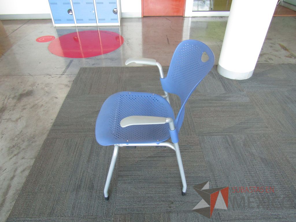 Lote 073 - Silla fija, asiento y respaldo en plastico color azul - Imagen 5