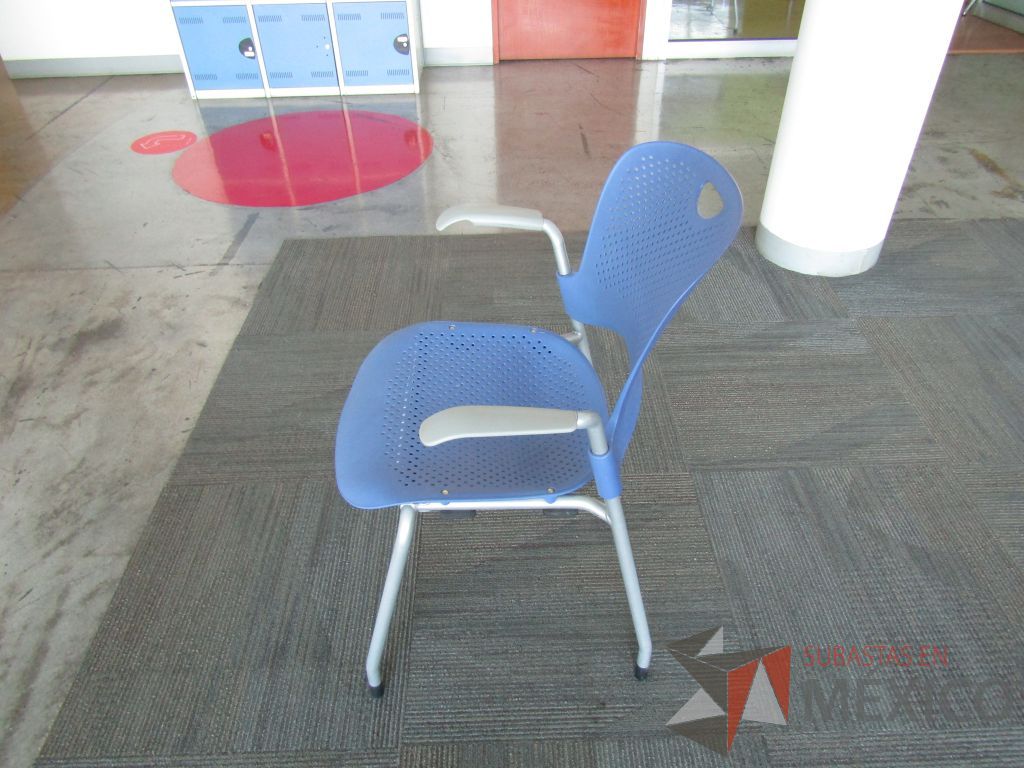 Lote 238 - Silla fija, asiento y respaldo plástico en color azul - Imagen 6