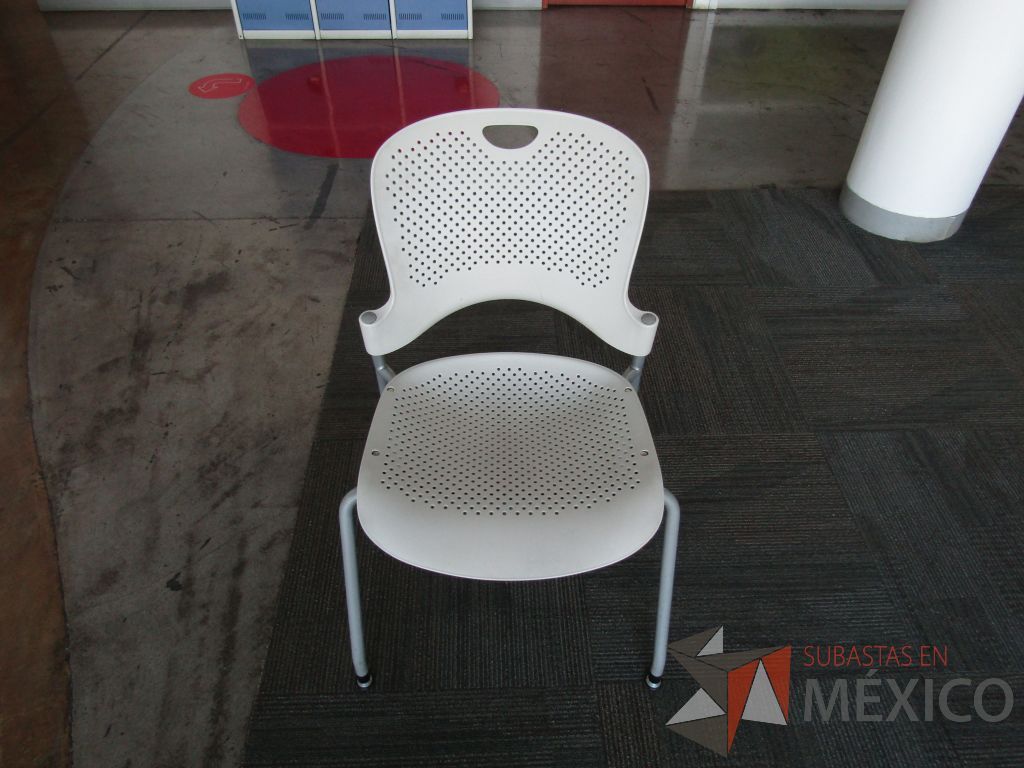 Lote 247 - Silla fija, asiento y respaldo en plástico color blanco