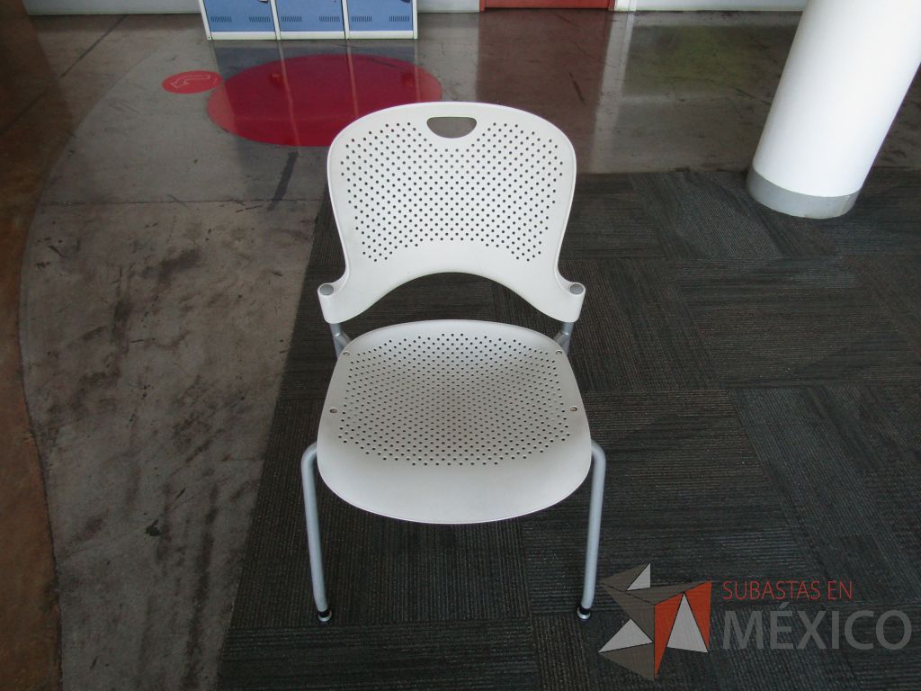 Lote 247 - Silla fija, asiento y respaldo en plástico color blanco - Imagen 2