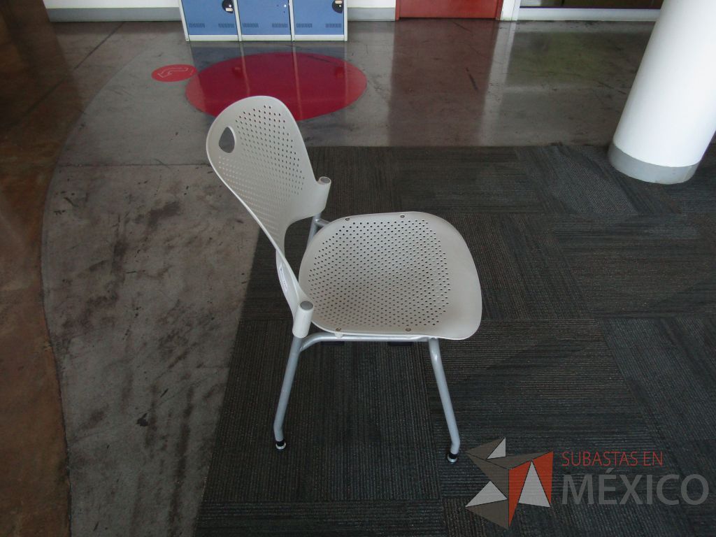 Lote 247 - Silla fija, asiento y respaldo en plástico color blanco - Imagen 3