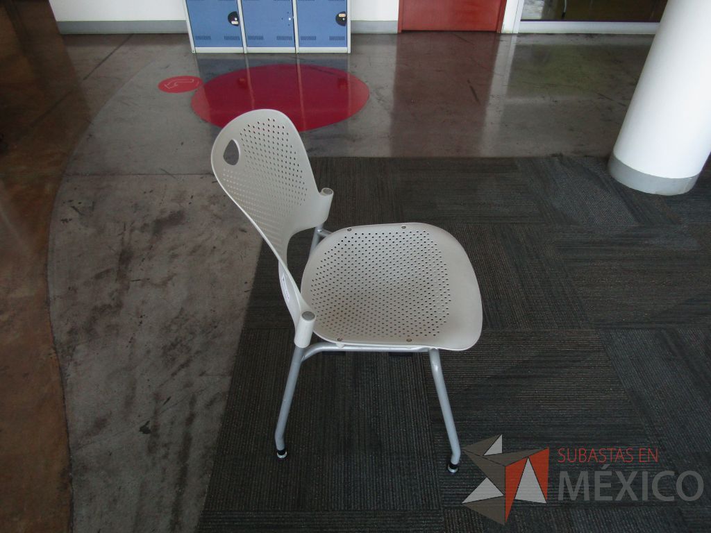 Lote 247 - Silla fija, asiento y respaldo en plástico color blanco - Imagen 4