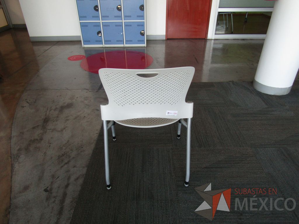 Lote 247 - Silla fija, asiento y respaldo en plástico color blanco - Imagen 5