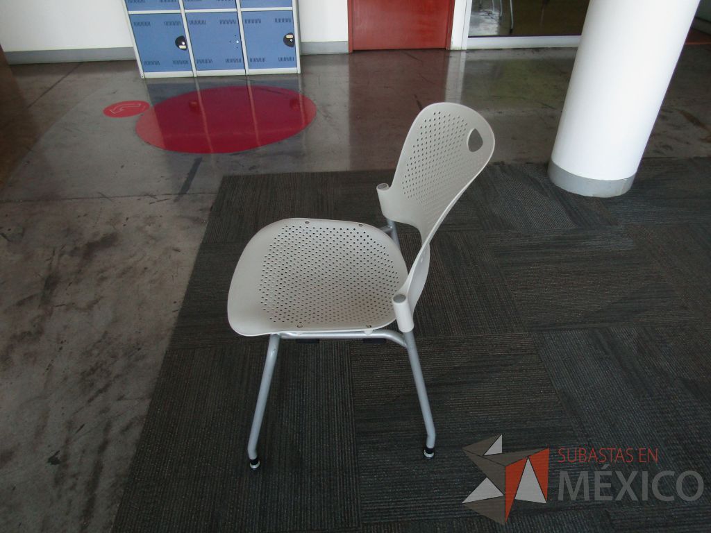 Lote 247 - Silla fija, asiento y respaldo en plástico color blanco - Imagen 6