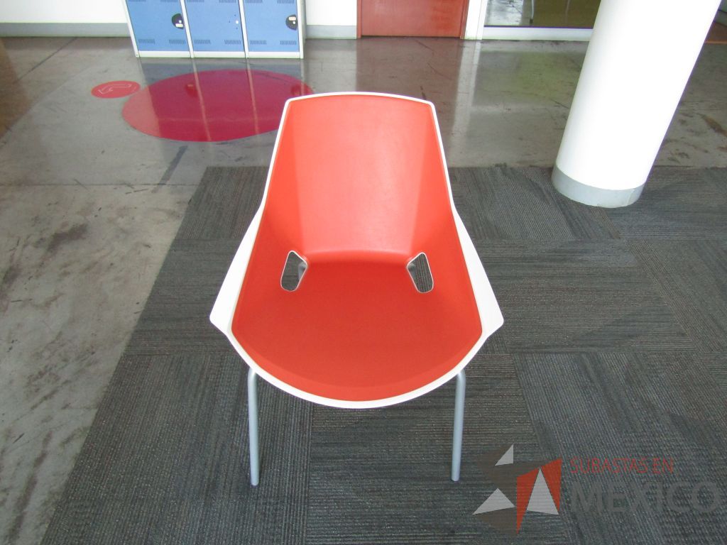 Lote 036 - Silla fija, asiento y respaldo en plástico color blanco con naranja y patas metálicas