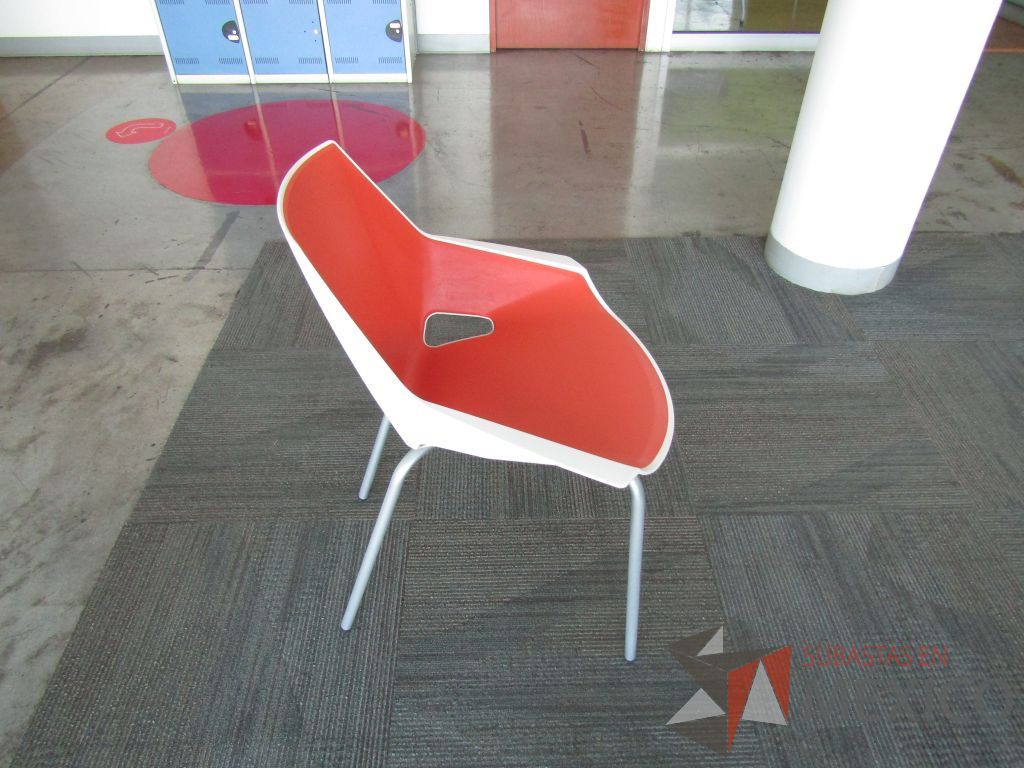 Lote 036 - Silla fija, asiento y respaldo en plástico color blanco con naranja y patas metálicas - Imagen 3