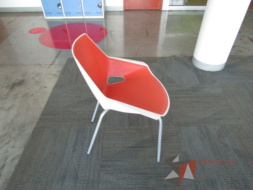 Lote 036 - Silla fija, asiento y respaldo en plástico color blanco con naranja y patas metálicas - Imagen 4