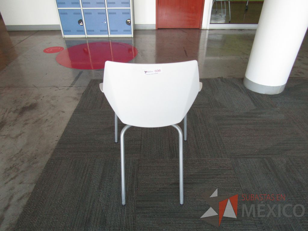 Lote 036 - Silla fija, asiento y respaldo en plástico color blanco con naranja y patas metálicas - Imagen 5