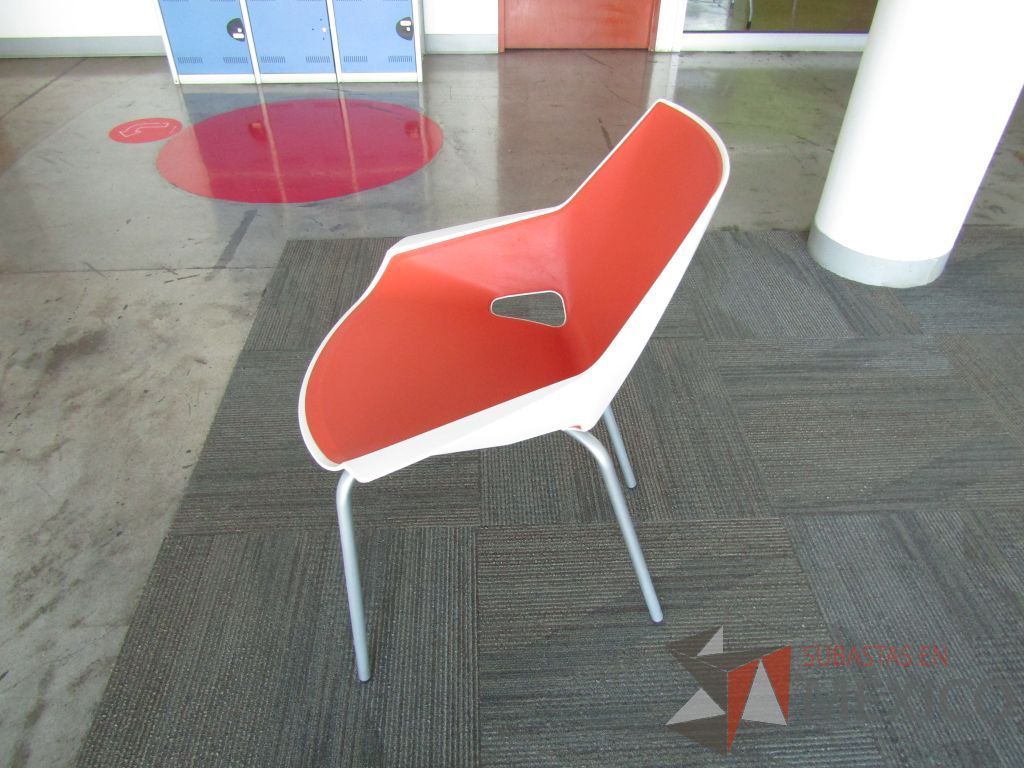 Lote 036 - Silla fija, asiento y respaldo en plástico color blanco con naranja y patas metálicas - Imagen 6