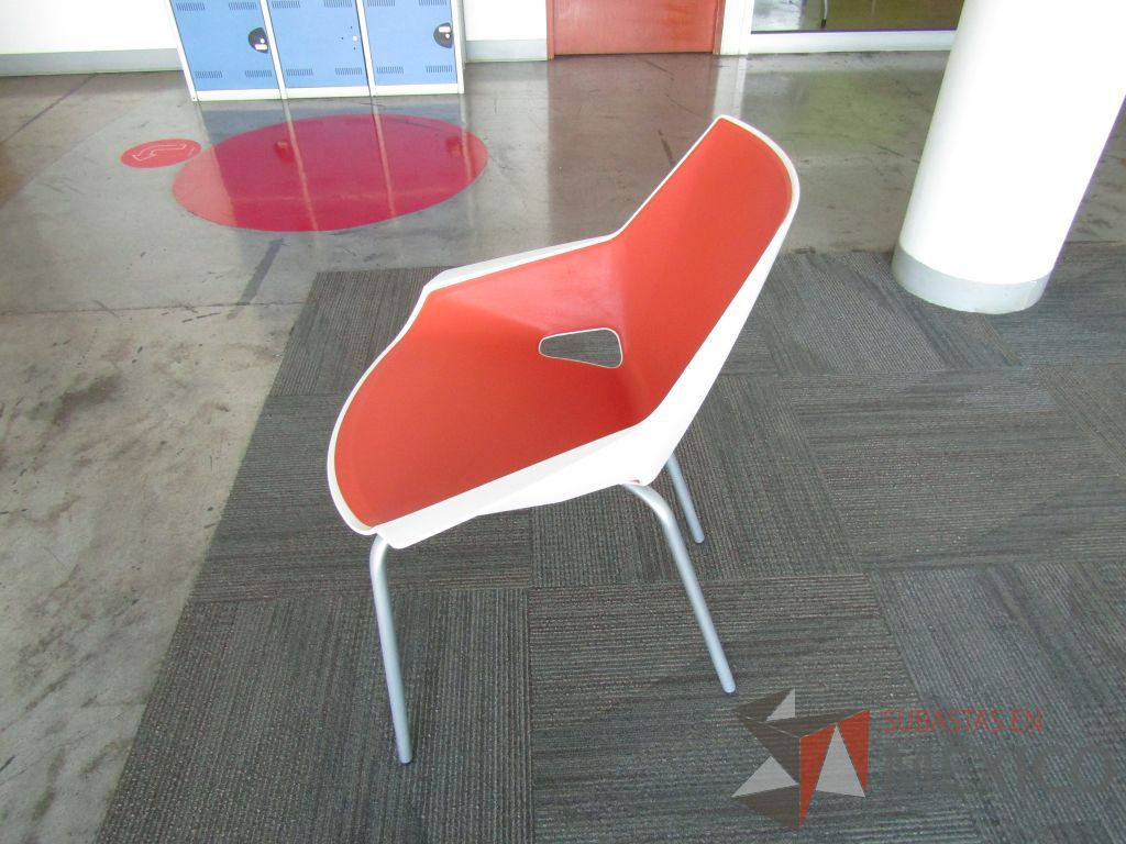 Lote 036 - Silla fija, asiento y respaldo en plástico color blanco con naranja y patas metálicas - Imagen 7