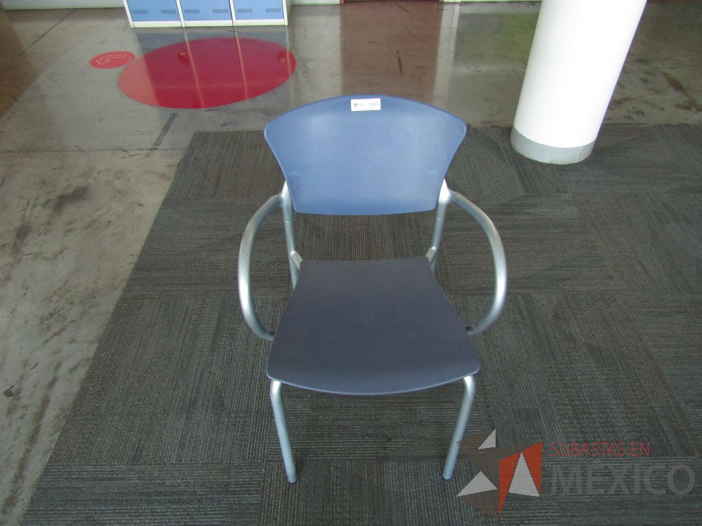 Lote 038 - Silla fija, descansabrazos fijo, asiento y respaldo en plástico color azul estructura metálica
