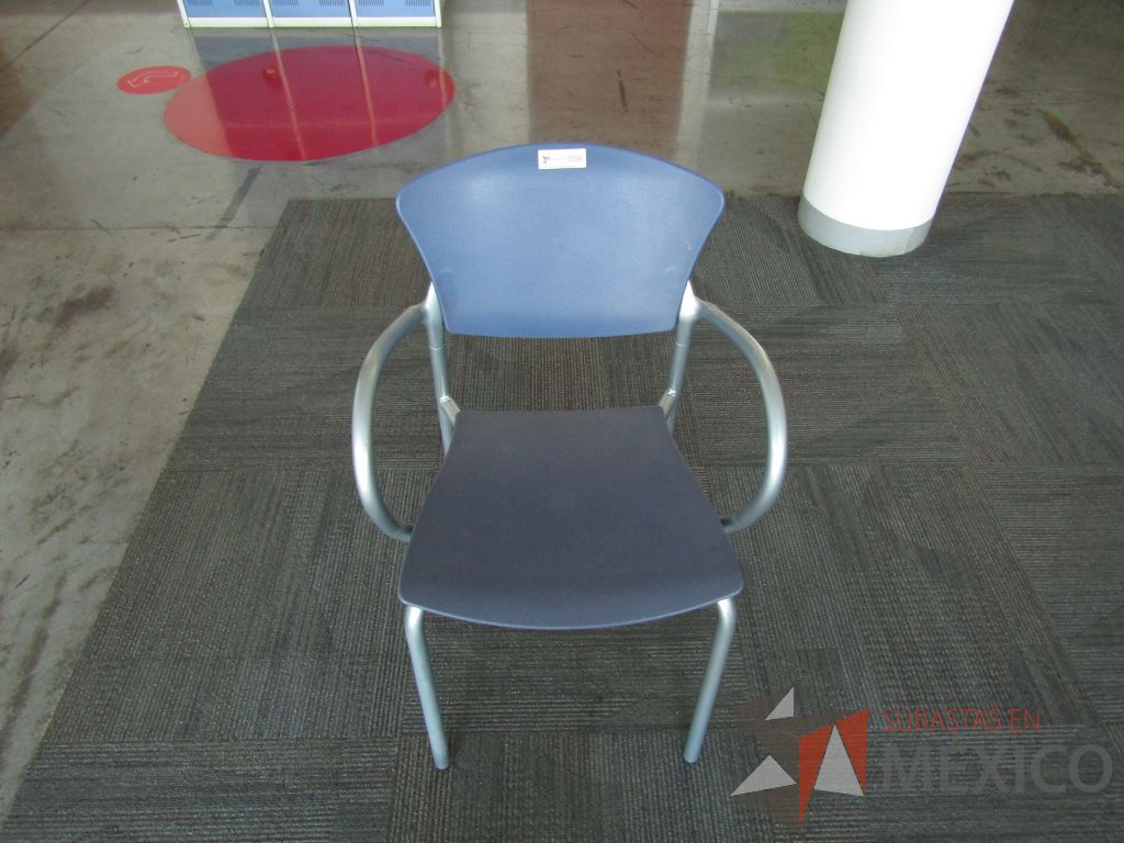 Lote 038 - Silla fija, descansabrazos fijo, asiento y respaldo en plástico color azul estructura metálica - Imagen 2