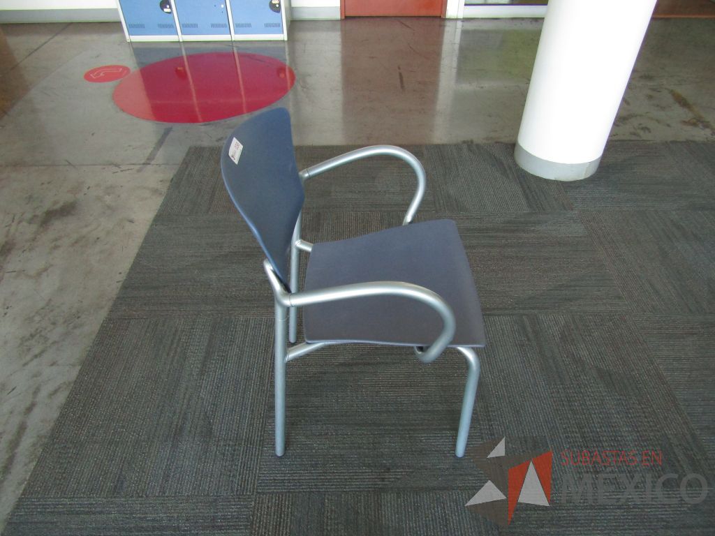 Lote 038 - Silla fija, descansabrazos fijo, asiento y respaldo en plástico color azul estructura metálica - Imagen 3