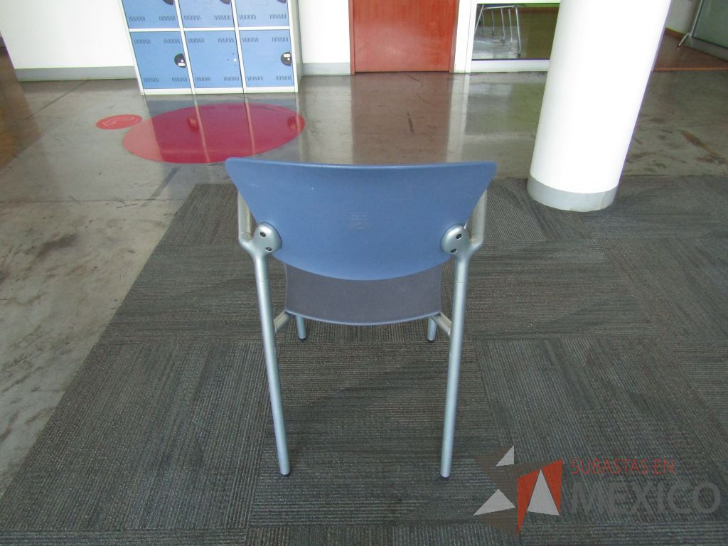 Lote 038 - Silla fija, descansabrazos fijo, asiento y respaldo en plástico color azul estructura metálica - Imagen 4