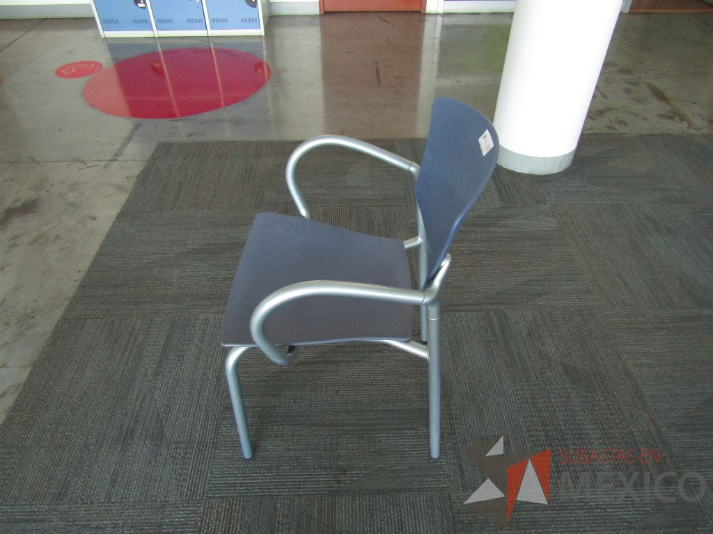 Lote 038 - Silla fija, descansabrazos fijo, asiento y respaldo en plástico color azul estructura metálica - Imagen 5