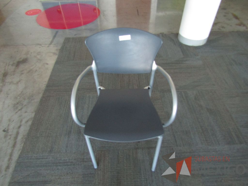 Lote 258 - Silla fija, descansabrazos fijo, asiento y respaldo en plástico color gris estructura metálica